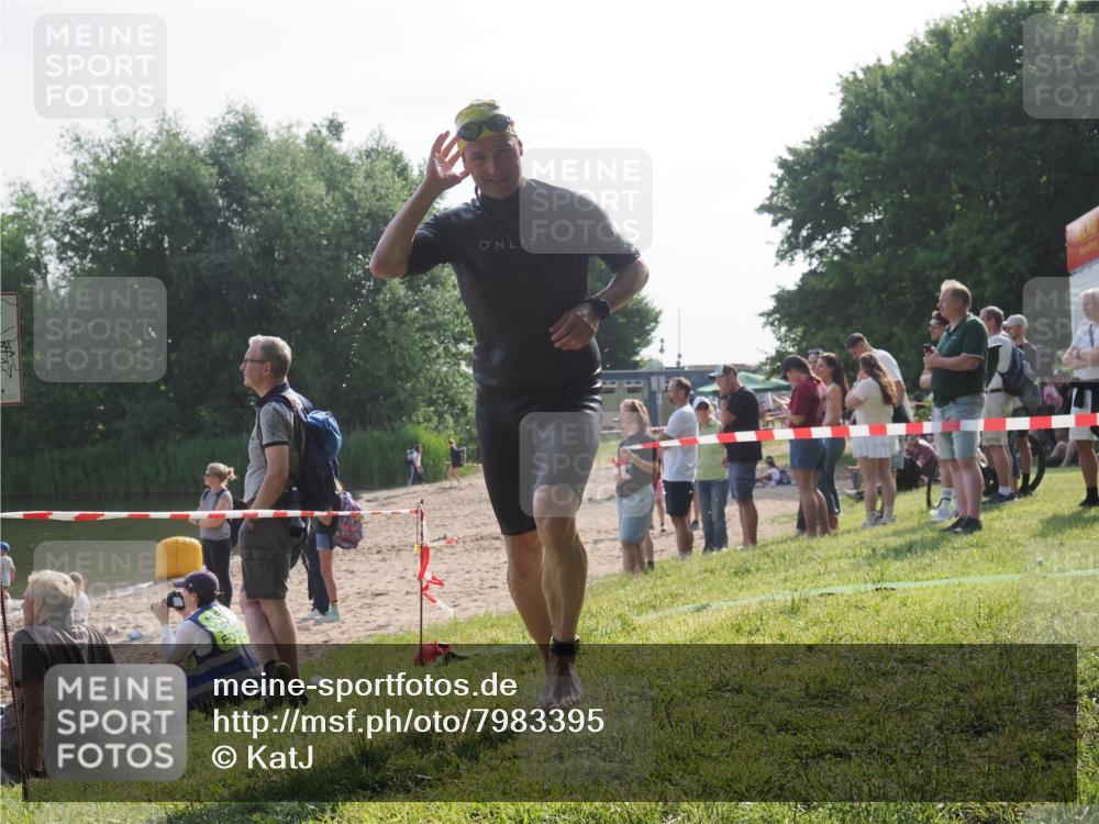 15.06.2025 - 27. Vierlanden-Triathlon KatJ http://msf.ph/oto/7983395 15.06.2025 08:51:16 Schwimmen 90 meine-sportfotos.de