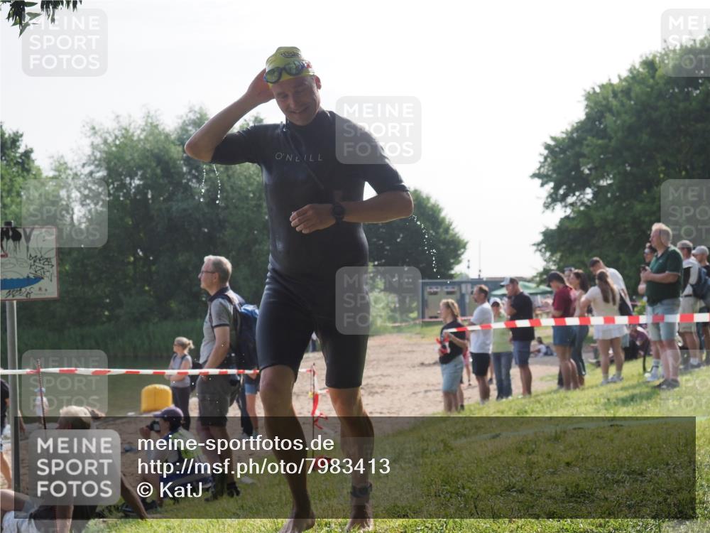 15.06.2025 - 27. Vierlanden-Triathlon KatJ http://msf.ph/oto/7983413 15.06.2025 08:51:16 Schwimmen 90 meine-sportfotos.de