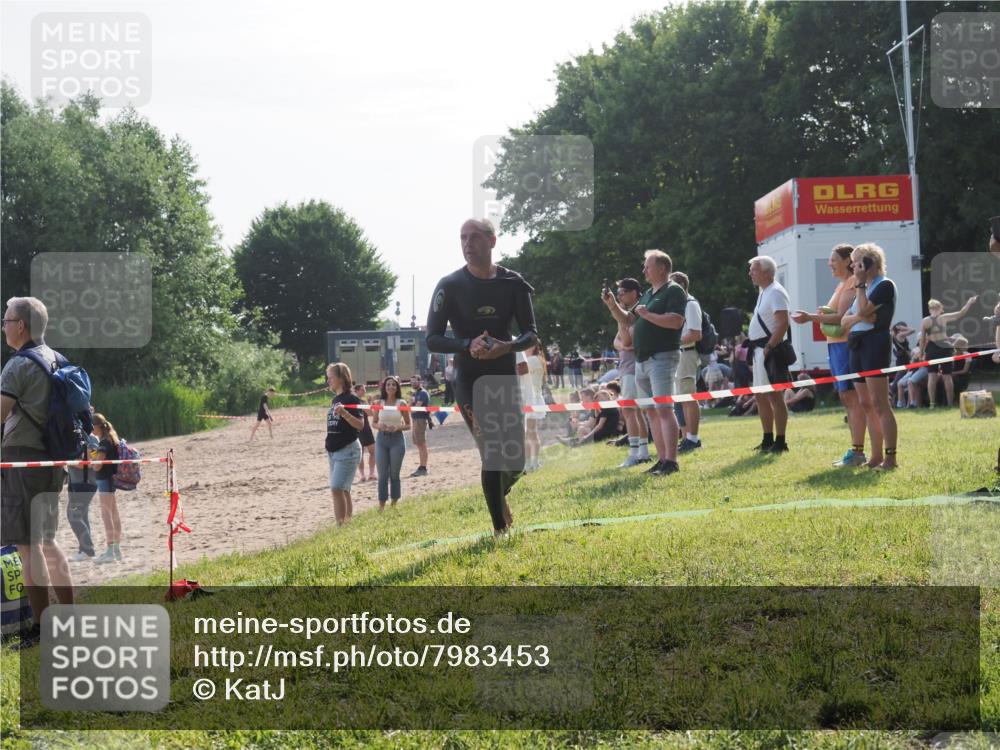 15.06.2025 - 27. Vierlanden-Triathlon KatJ http://msf.ph/oto/7983453 15.06.2025 08:52:36 Schwimmen 163 meine-sportfotos.de