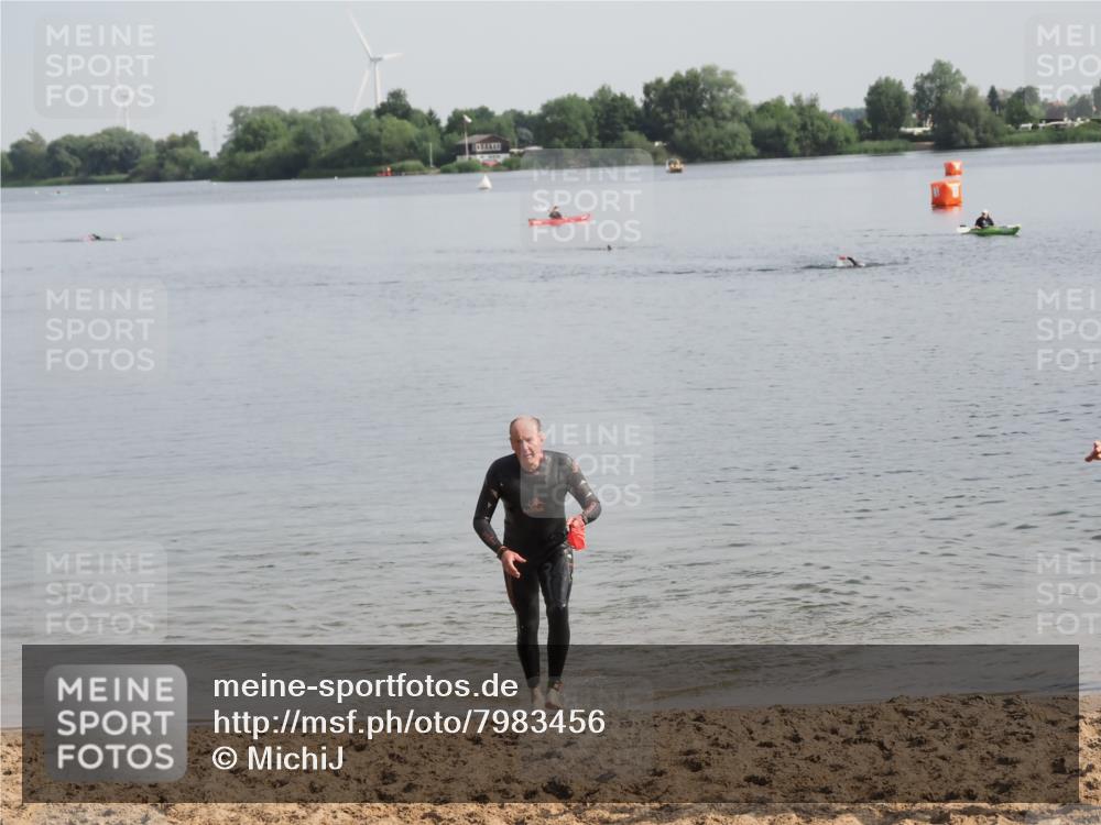 21.06.2025 - 27. Vierlanden-Triathlon MichiJ http://msf.ph/oto/7983456 15.06.2026 09:07:05 Schwimmen 231, 251 meine-sportfotos.de