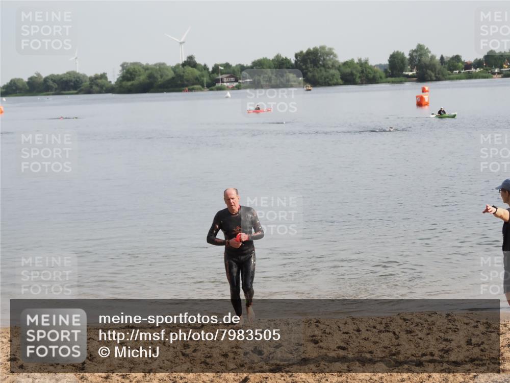 21.06.2025 - 27. Vierlanden-Triathlon MichiJ http://msf.ph/oto/7983505 15.06.2026 09:07:06 Schwimmen 231, 251 meine-sportfotos.de