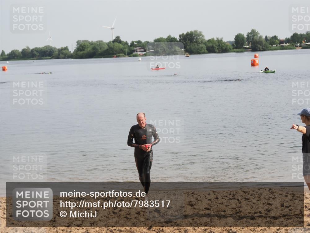 21.06.2025 - 27. Vierlanden-Triathlon MichiJ http://msf.ph/oto/7983517 15.06.2026 09:07:06 Schwimmen 231, 251 meine-sportfotos.de