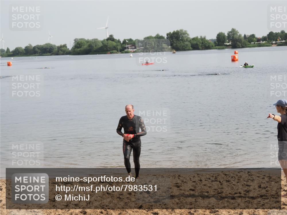 21.06.2025 - 27. Vierlanden-Triathlon MichiJ http://msf.ph/oto/7983531 15.06.2026 09:07:06 Schwimmen 231, 251 meine-sportfotos.de