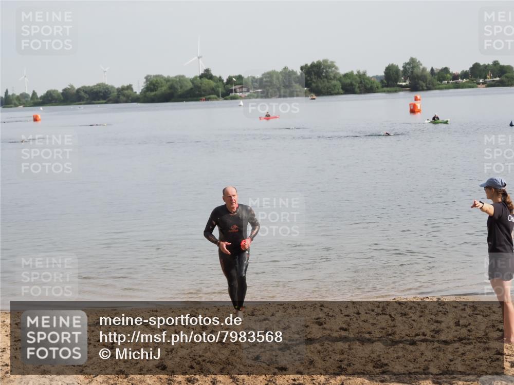21.06.2025 - 27. Vierlanden-Triathlon MichiJ http://msf.ph/oto/7983568 15.06.2026 09:07:07 Schwimmen 231, 251 meine-sportfotos.de