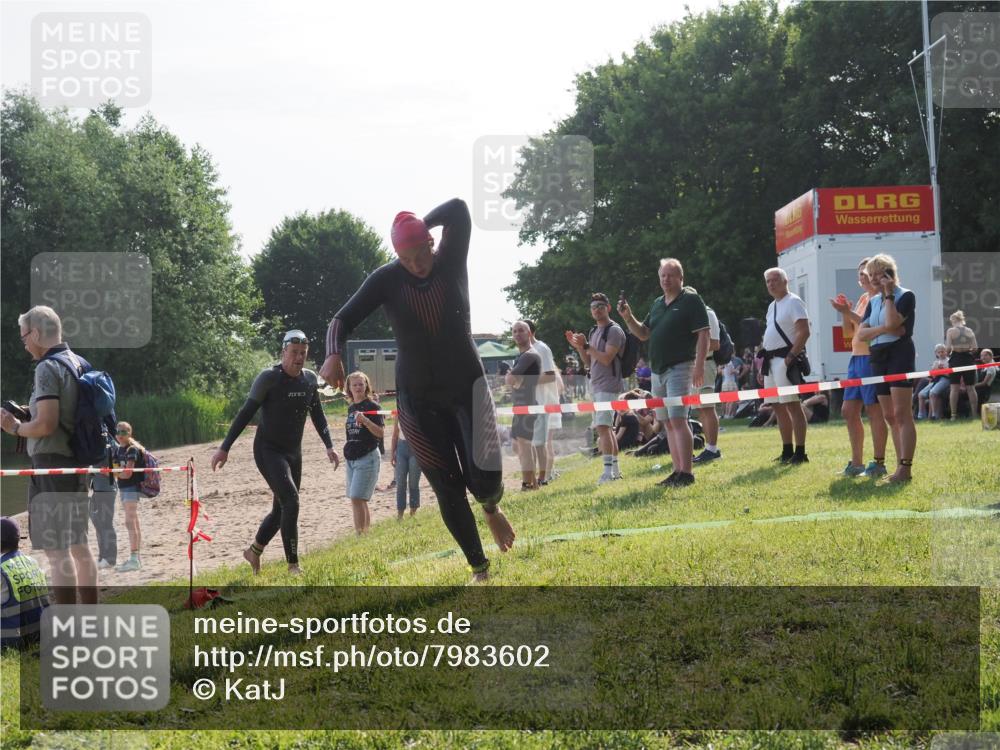 15.06.2025 - 27. Vierlanden-Triathlon KatJ http://msf.ph/oto/7983602 15.06.2025 08:52:52 Schwimmen 98, 233 meine-sportfotos.de