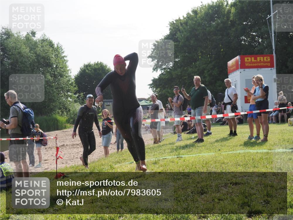 15.06.2025 - 27. Vierlanden-Triathlon KatJ http://msf.ph/oto/7983605 15.06.2025 08:52:53 Schwimmen 98, 233 meine-sportfotos.de