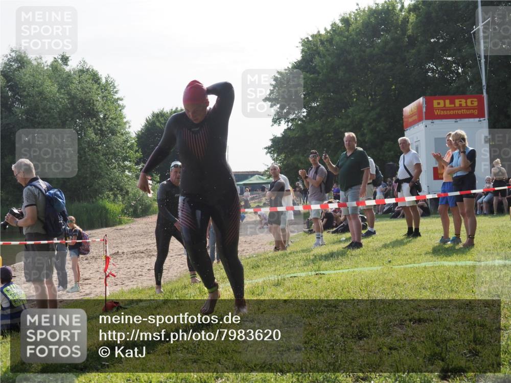 15.06.2025 - 27. Vierlanden-Triathlon KatJ http://msf.ph/oto/7983620 15.06.2025 08:52:53 Schwimmen 98, 233 meine-sportfotos.de
