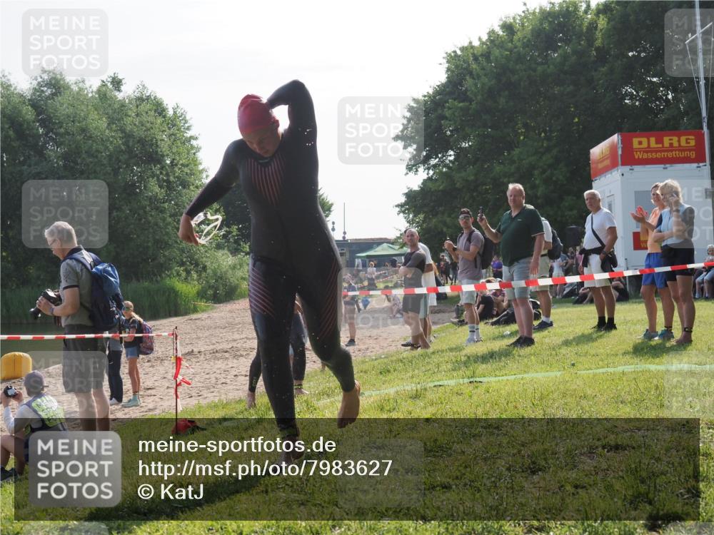 15.06.2025 - 27. Vierlanden-Triathlon KatJ http://msf.ph/oto/7983627 15.06.2025 08:52:53 Schwimmen 98, 233 meine-sportfotos.de