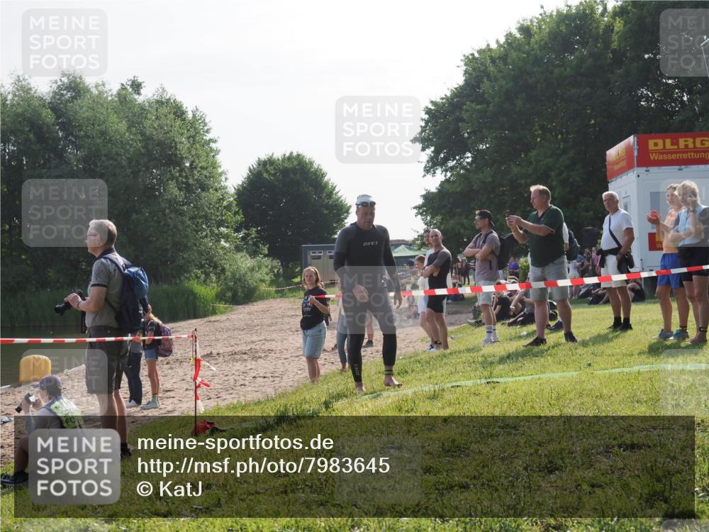 15.06.2025 - 27. Vierlanden-Triathlon KatJ http://msf.ph/oto/7983645 15.06.2025 08:52:54 Schwimmen 98, 233 meine-sportfotos.de
