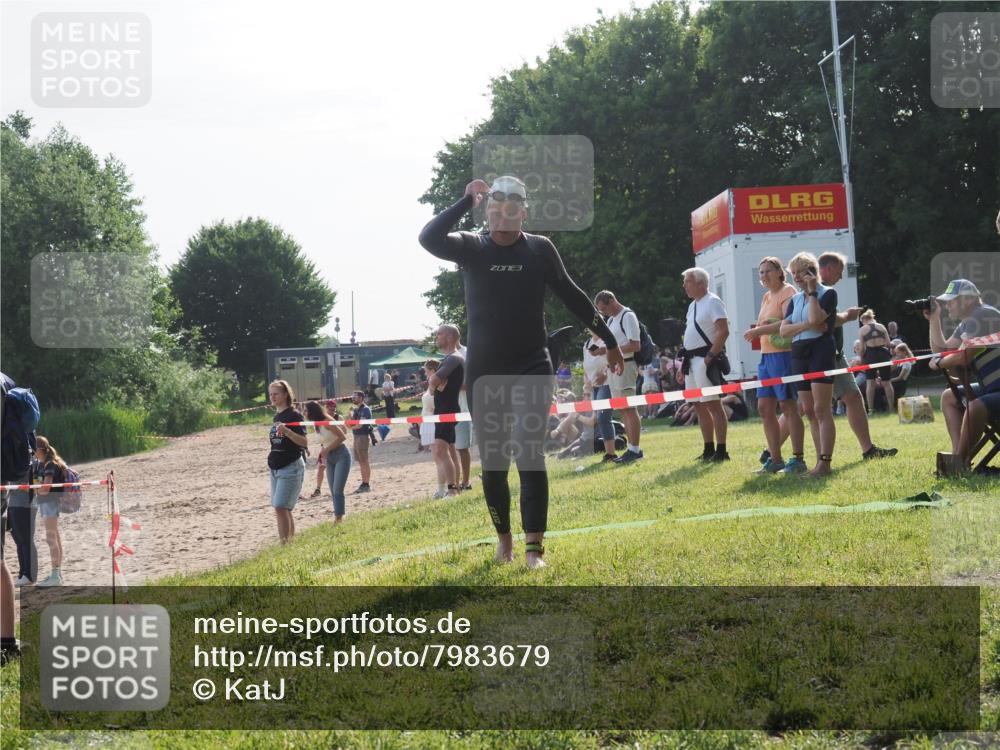 15.06.2025 - 27. Vierlanden-Triathlon KatJ http://msf.ph/oto/7983679 15.06.2025 08:52:56 Schwimmen 98, 233 meine-sportfotos.de