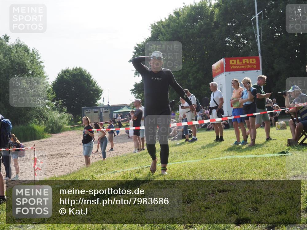 15.06.2025 - 27. Vierlanden-Triathlon KatJ http://msf.ph/oto/7983686 15.06.2025 08:52:57 Schwimmen 98, 233 meine-sportfotos.de