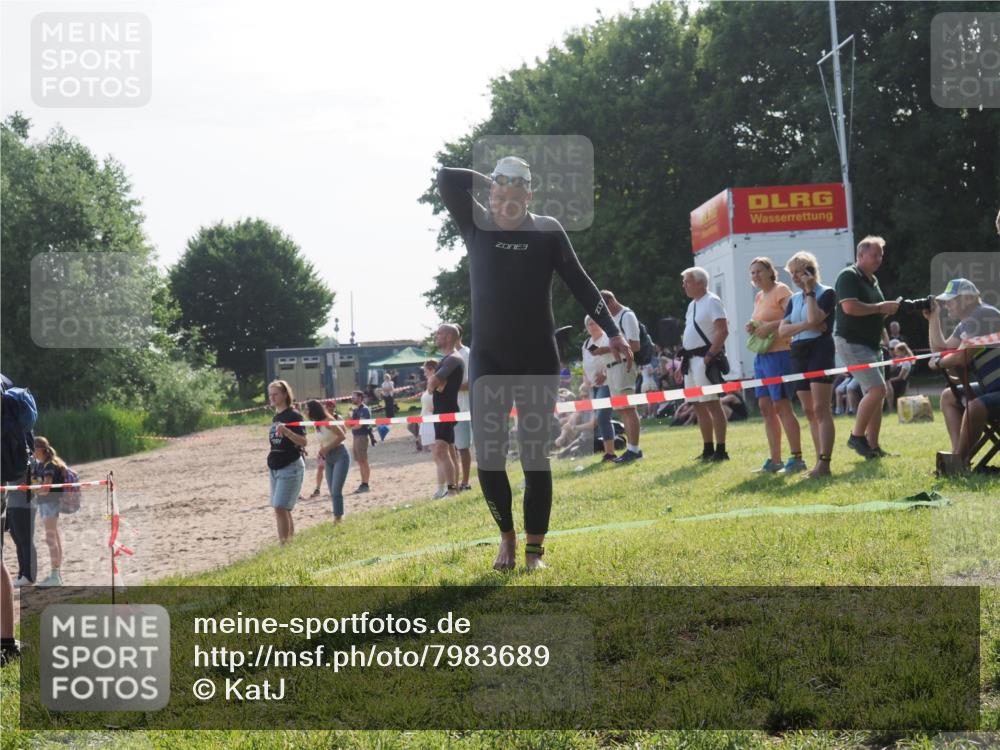 15.06.2025 - 27. Vierlanden-Triathlon KatJ http://msf.ph/oto/7983689 15.06.2025 08:52:57 Schwimmen 98, 233 meine-sportfotos.de