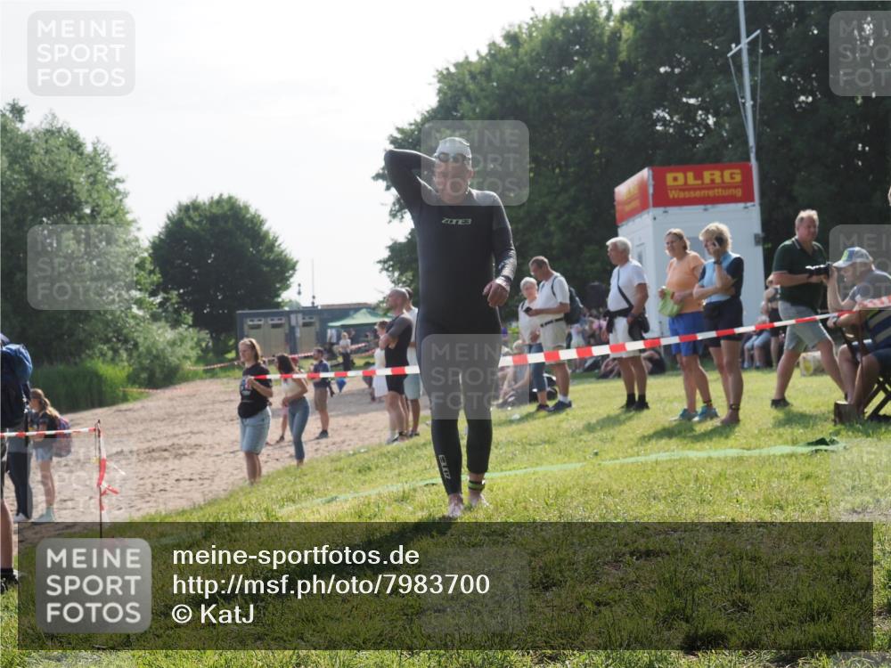 15.06.2025 - 27. Vierlanden-Triathlon KatJ http://msf.ph/oto/7983700 15.06.2025 08:52:57 Schwimmen 98, 233 meine-sportfotos.de