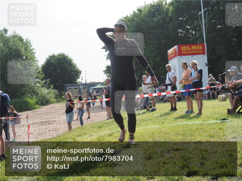 15.06.2025 - 27. Vierlanden-Triathlon KatJ http://msf.ph/oto/7983704 15.06.2025 08:52:58 Schwimmen 98, 233 meine-sportfotos.de