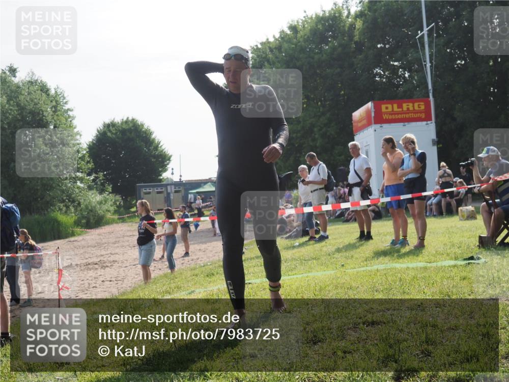 15.06.2025 - 27. Vierlanden-Triathlon KatJ http://msf.ph/oto/7983725 15.06.2025 08:52:58 Schwimmen 98, 233 meine-sportfotos.de