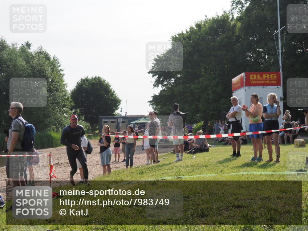 15.06.2025 - 27. Vierlanden-Triathlon KatJ http://msf.ph/oto/7983749 15.06.2025 08:53:15 Schwimmen 133 meine-sportfotos.de