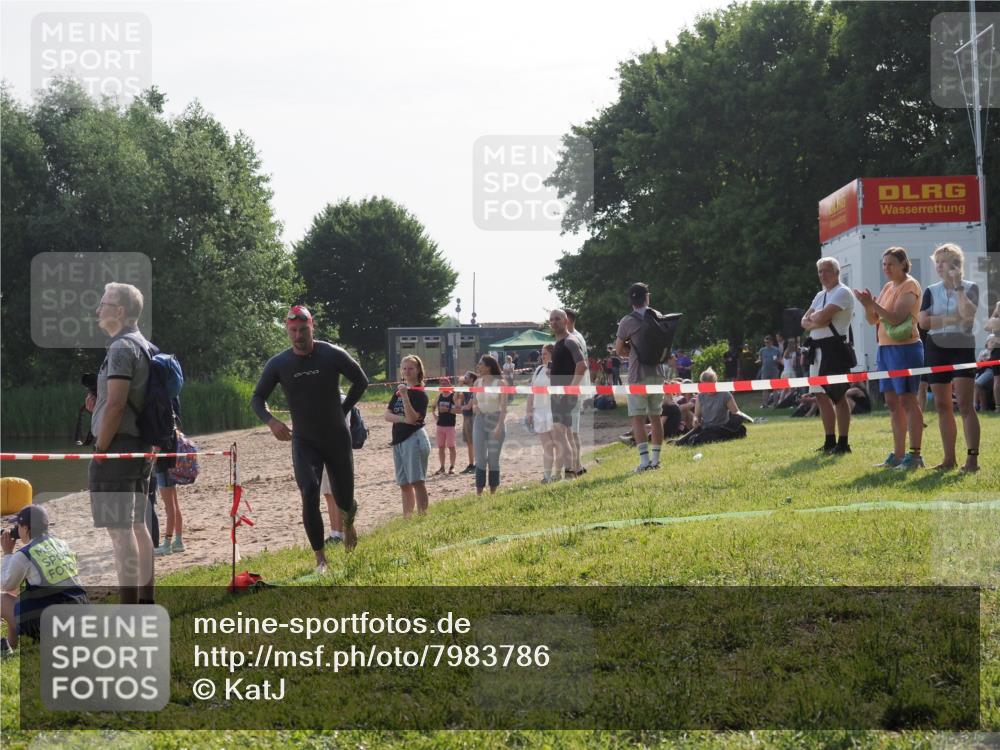 15.06.2025 - 27. Vierlanden-Triathlon KatJ http://msf.ph/oto/7983786 15.06.2025 08:53:15 Schwimmen 133 meine-sportfotos.de