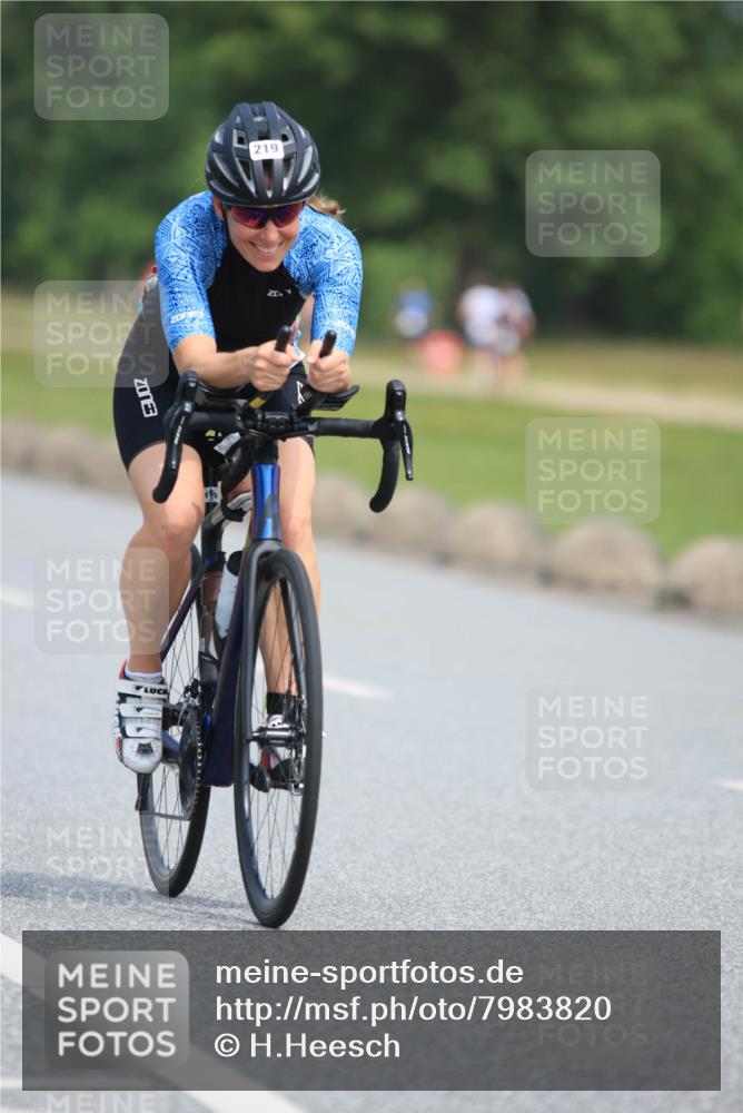 15.06.2025 - 27. Vierlanden-Triathlon H.Heesch http://msf.ph/oto/7983820 15.06.2025 11:18:26 Radfahren 219, 236, 750 meine-sportfotos.de