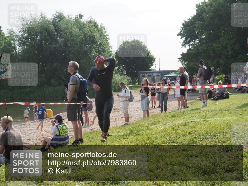 15.06.2025 - 27. Vierlanden-Triathlon KatJ http://msf.ph/oto/7983860 15.06.2025 08:53:16 Schwimmen 133 meine-sportfotos.de