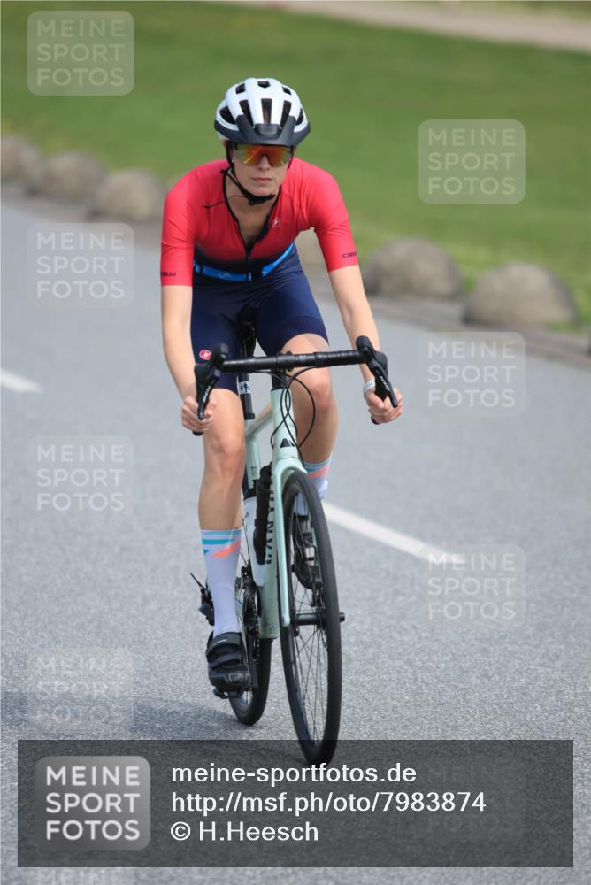 15.06.2025 - 27. Vierlanden-Triathlon H.Heesch http://msf.ph/oto/7983874 15.06.2025 11:19:37 Radfahren 196, 205, 835 meine-sportfotos.de