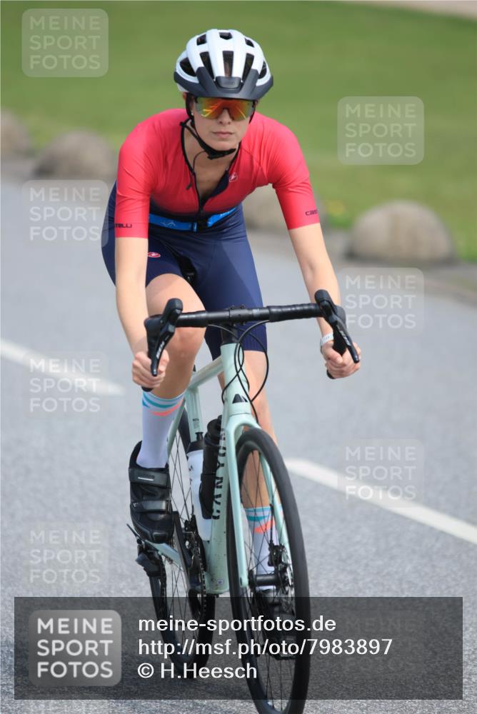 15.06.2025 - 27. Vierlanden-Triathlon H.Heesch http://msf.ph/oto/7983897 15.06.2025 11:19:38 Radfahren 196, 205, 835 meine-sportfotos.de