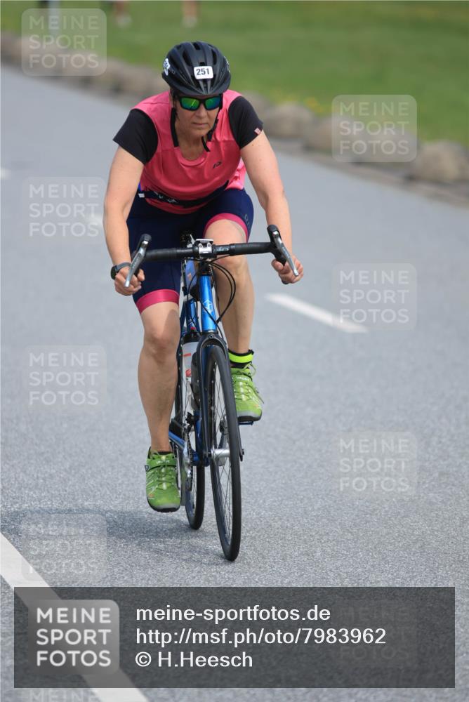 15.06.2025 - 27. Vierlanden-Triathlon H.Heesch http://msf.ph/oto/7983962 15.06.2025 11:19:56 Radfahren 251, 772, 811, 982 meine-sportfotos.de