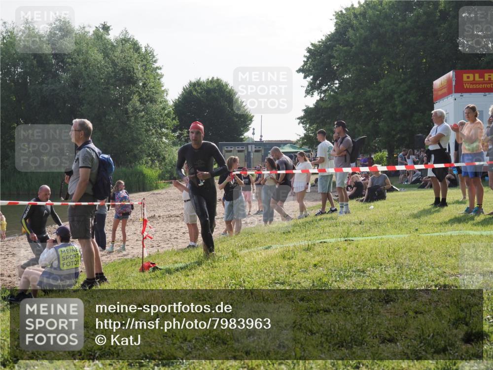 15.06.2025 - 27. Vierlanden-Triathlon KatJ http://msf.ph/oto/7983963 15.06.2025 08:53:24 Schwimmen 133, 162, 169 meine-sportfotos.de