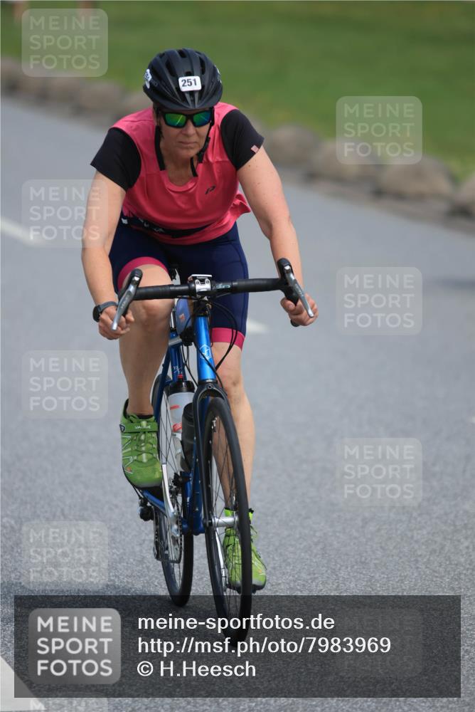 15.06.2025 - 27. Vierlanden-Triathlon H.Heesch http://msf.ph/oto/7983969 15.06.2025 11:19:56 Radfahren 251, 772, 811, 982 meine-sportfotos.de