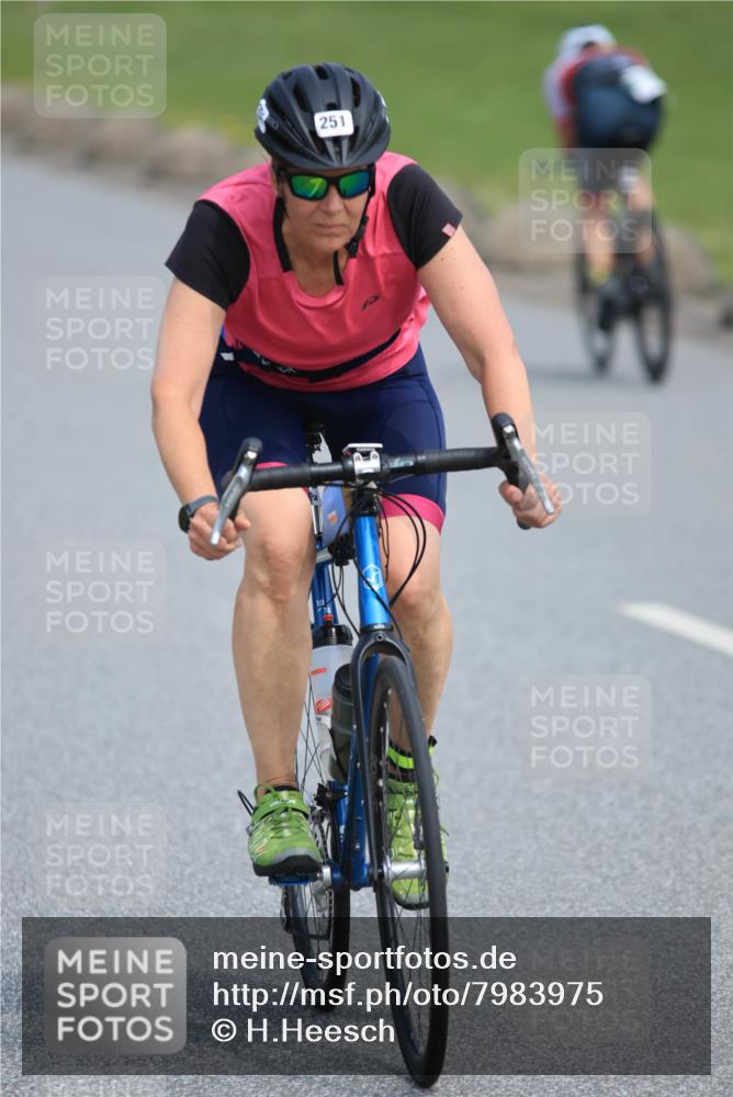 15.06.2025 - 27. Vierlanden-Triathlon H.Heesch http://msf.ph/oto/7983975 15.06.2025 11:19:57 Radfahren 251, 772, 811, 982 meine-sportfotos.de