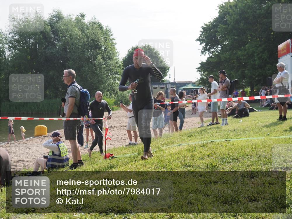 15.06.2025 - 27. Vierlanden-Triathlon KatJ http://msf.ph/oto/7984017 15.06.2025 08:53:25 Schwimmen 133, 162, 169 meine-sportfotos.de