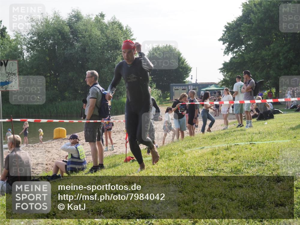 15.06.2025 - 27. Vierlanden-Triathlon KatJ http://msf.ph/oto/7984042 15.06.2025 08:53:26 Schwimmen 162, 169 meine-sportfotos.de