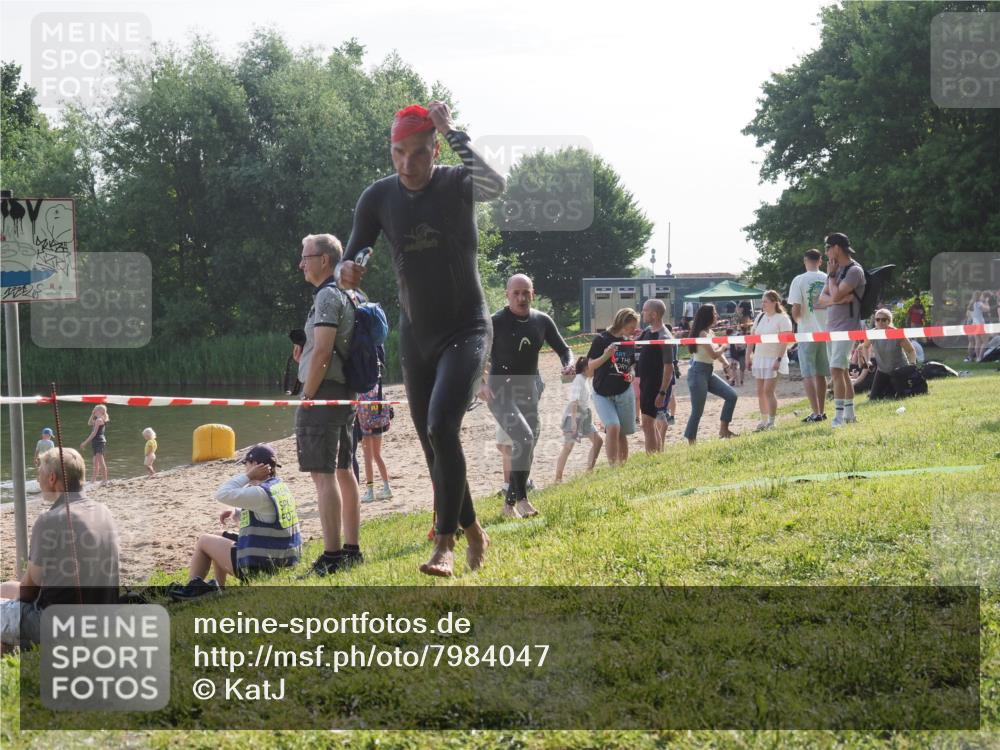 15.06.2025 - 27. Vierlanden-Triathlon KatJ http://msf.ph/oto/7984047 15.06.2025 08:53:26 Schwimmen 162, 169 meine-sportfotos.de