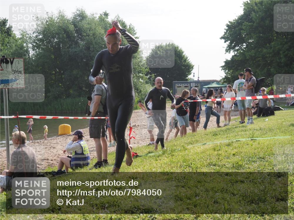 15.06.2025 - 27. Vierlanden-Triathlon KatJ http://msf.ph/oto/7984050 15.06.2025 08:53:26 Schwimmen 162, 169 meine-sportfotos.de
