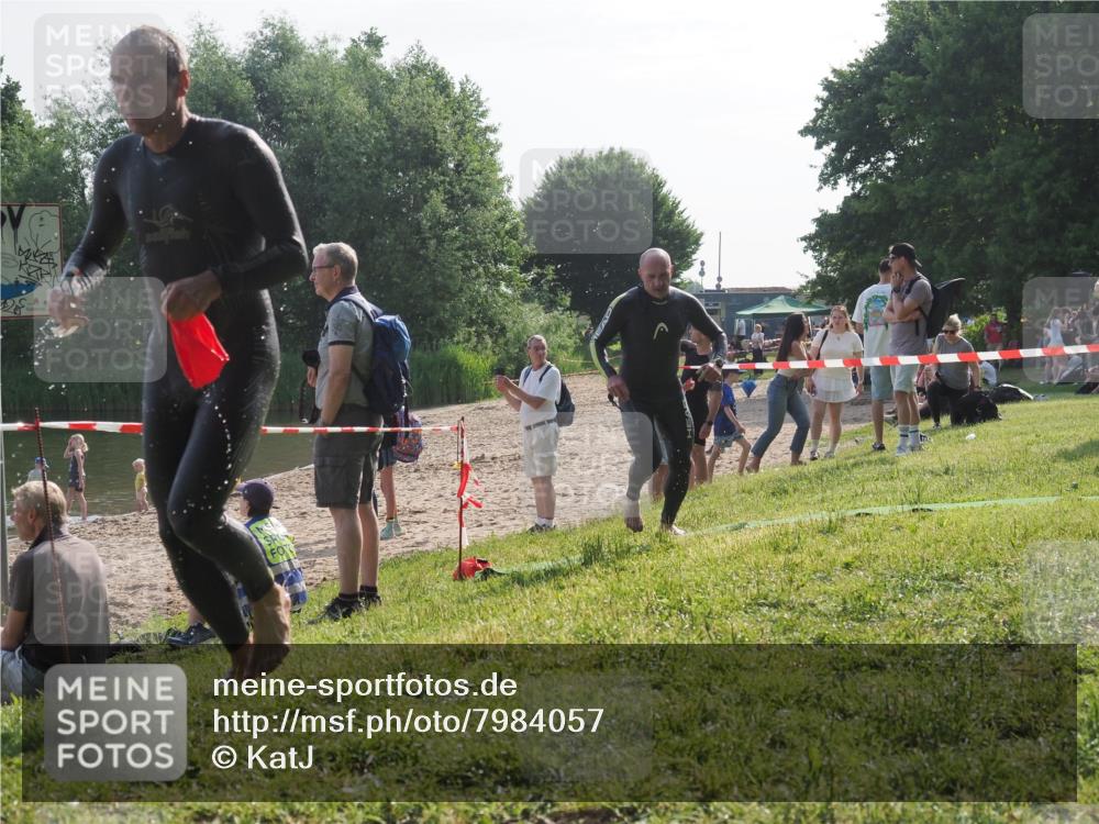 15.06.2025 - 27. Vierlanden-Triathlon KatJ http://msf.ph/oto/7984057 15.06.2025 08:53:26 Schwimmen 162, 169 meine-sportfotos.de