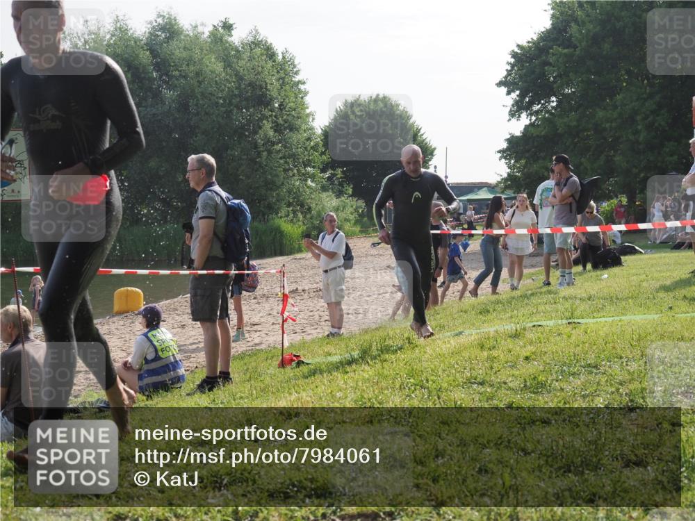 15.06.2025 - 27. Vierlanden-Triathlon KatJ http://msf.ph/oto/7984061 15.06.2025 08:53:26 Schwimmen 162, 169 meine-sportfotos.de