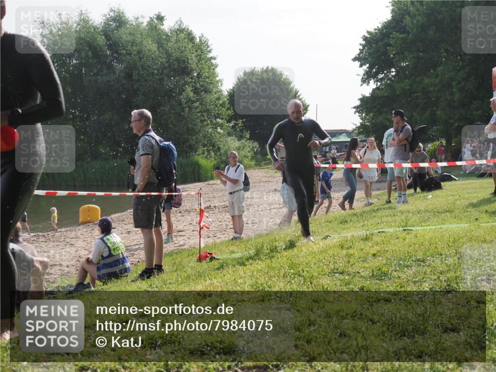 15.06.2025 - 27. Vierlanden-Triathlon KatJ http://msf.ph/oto/7984075 15.06.2025 08:53:27 Schwimmen 162, 169 meine-sportfotos.de