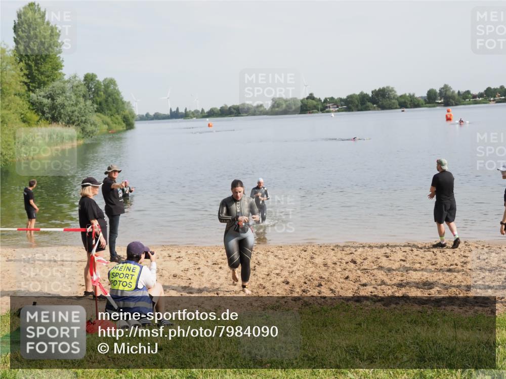 21.06.2025 - 27. Vierlanden-Triathlon MichiJ http://msf.ph/oto/7984090 15.06.2026 09:08:56 Schwimmen 199, 204 meine-sportfotos.de