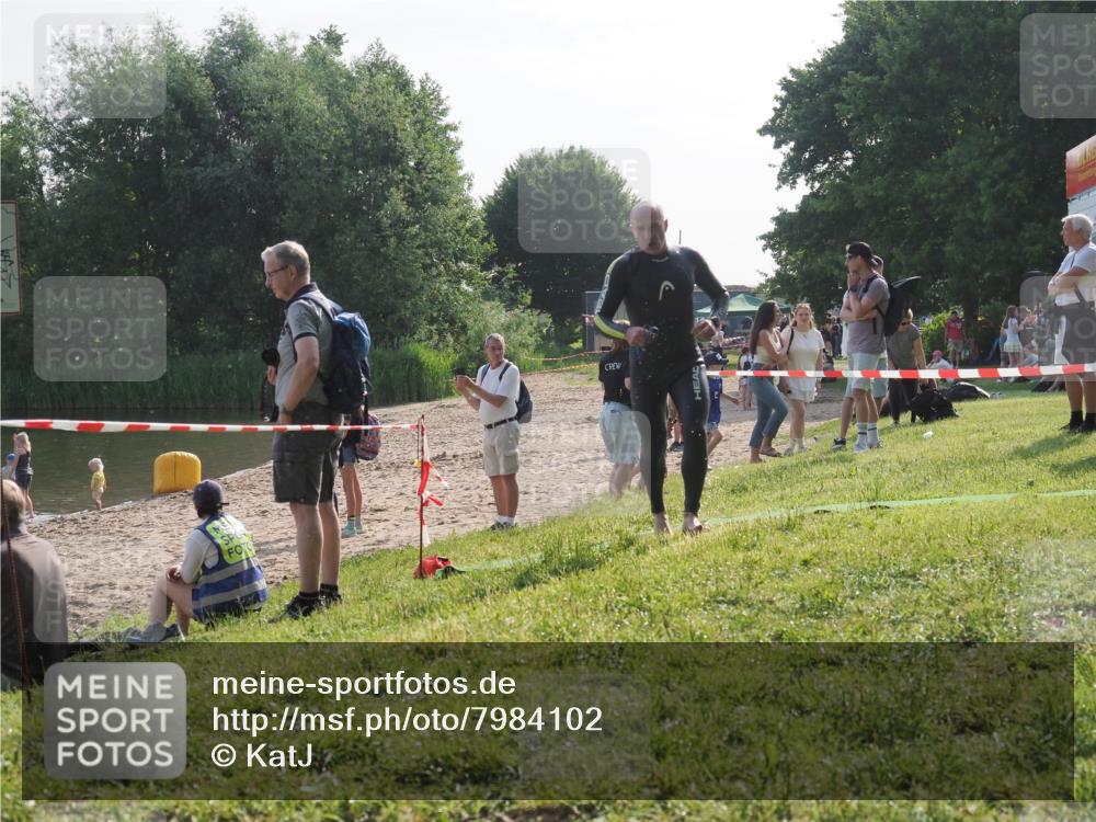 15.06.2025 - 27. Vierlanden-Triathlon KatJ http://msf.ph/oto/7984102 15.06.2025 08:53:27 Schwimmen 162, 169 meine-sportfotos.de