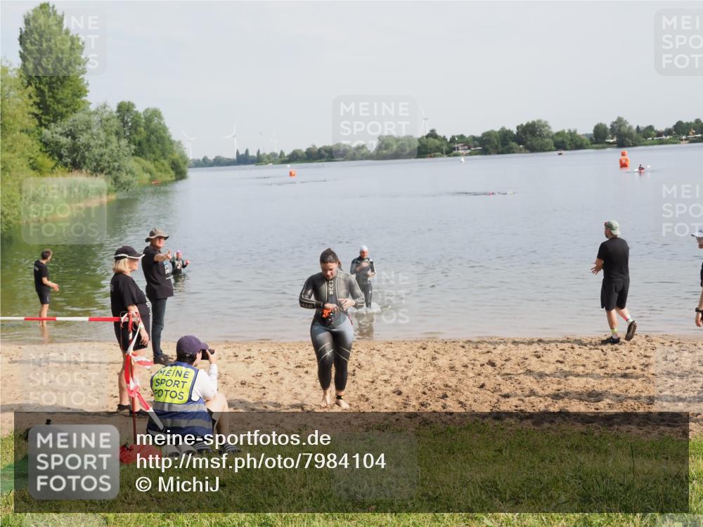 21.06.2025 - 27. Vierlanden-Triathlon MichiJ http://msf.ph/oto/7984104 15.06.2026 09:08:56 Schwimmen 199, 204 meine-sportfotos.de