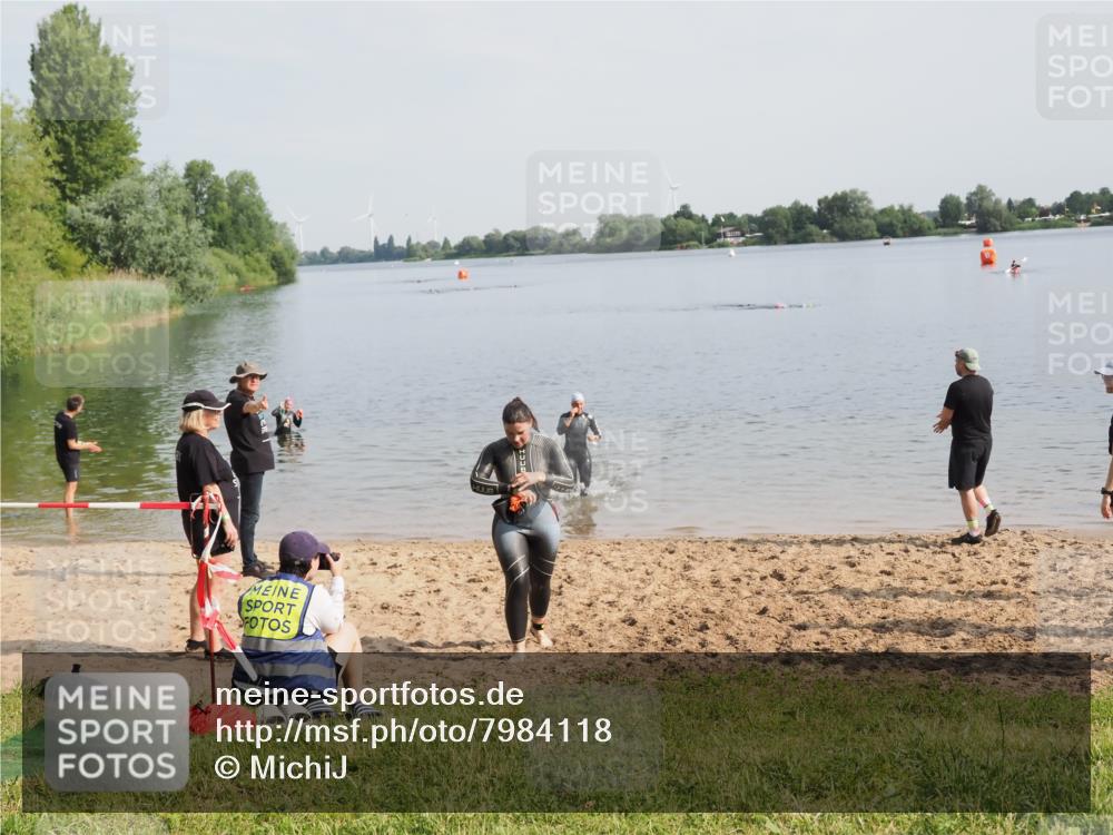 21.06.2025 - 27. Vierlanden-Triathlon MichiJ http://msf.ph/oto/7984118 15.06.2026 09:08:56 Schwimmen 199, 204 meine-sportfotos.de