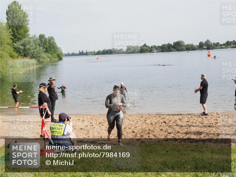21.06.2025 - 27. Vierlanden-Triathlon MichiJ http://msf.ph/oto/7984169 15.06.2026 09:08:57 Schwimmen 199, 204 meine-sportfotos.de