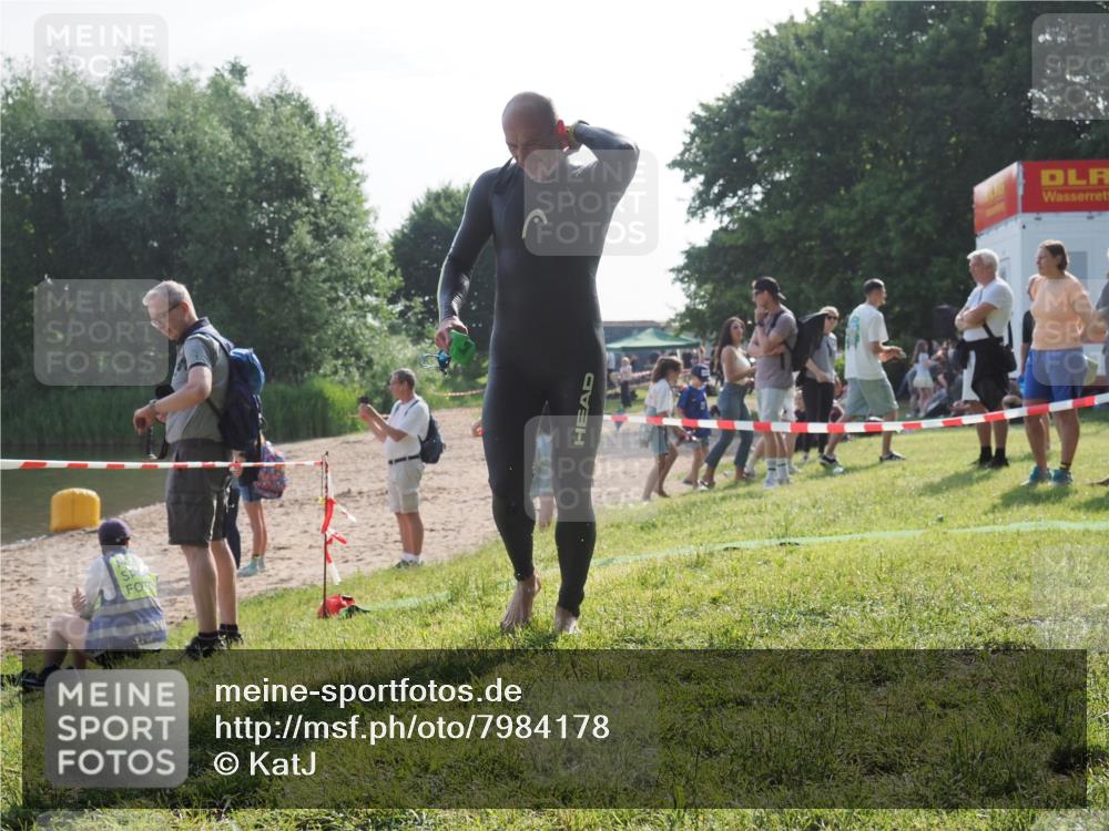 15.06.2025 - 27. Vierlanden-Triathlon KatJ http://msf.ph/oto/7984178 15.06.2025 08:53:29 Schwimmen 162, 169 meine-sportfotos.de