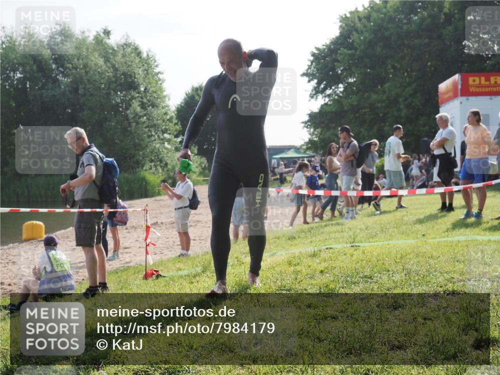 15.06.2025 - 27. Vierlanden-Triathlon KatJ http://msf.ph/oto/7984179 15.06.2025 08:53:29 Schwimmen 162, 169 meine-sportfotos.de
