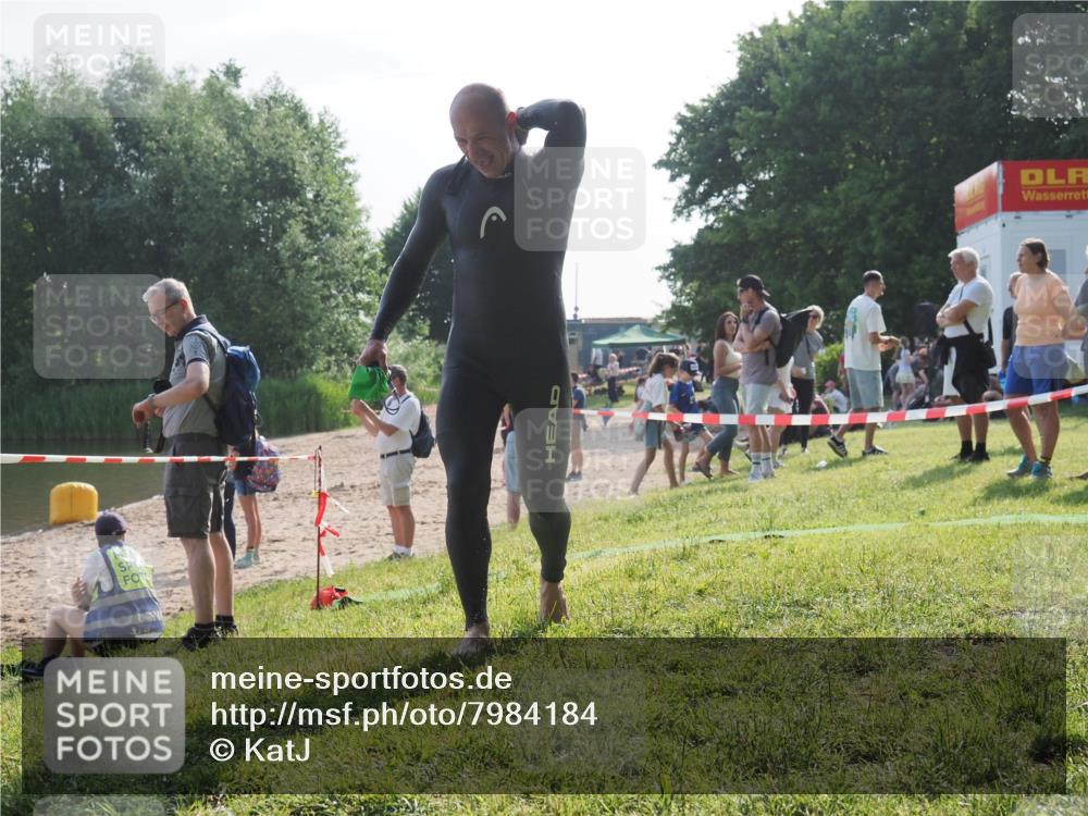 15.06.2025 - 27. Vierlanden-Triathlon KatJ http://msf.ph/oto/7984184 15.06.2025 08:53:29 Schwimmen 162, 169 meine-sportfotos.de