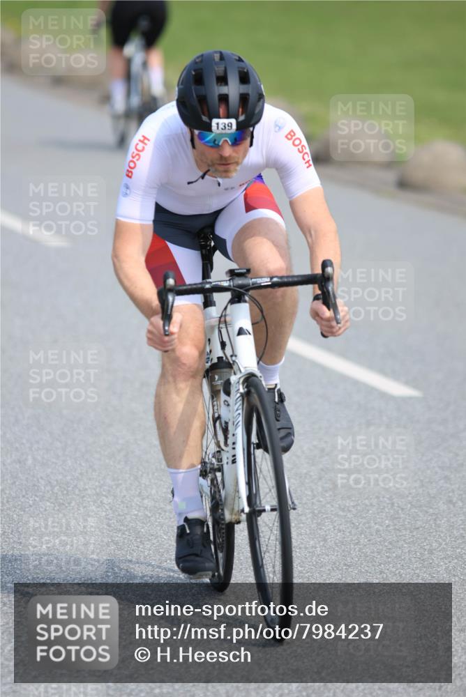 15.06.2025 - 27. Vierlanden-Triathlon H.Heesch http://msf.ph/oto/7984237 15.06.2025 11:21:16 Radfahren 139, 703, 928 meine-sportfotos.de