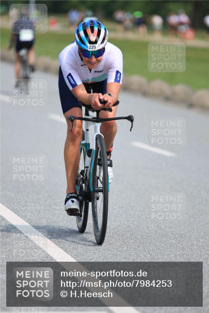 15.06.2025 - 27. Vierlanden-Triathlon H.Heesch http://msf.ph/oto/7984253 15.06.2025 11:21:52 Radfahren 225, 843 meine-sportfotos.de