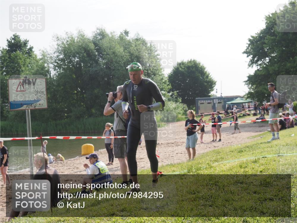 15.06.2025 - 27. Vierlanden-Triathlon KatJ http://msf.ph/oto/7984295 15.06.2025 08:54:55 Schwimmen 108 meine-sportfotos.de
