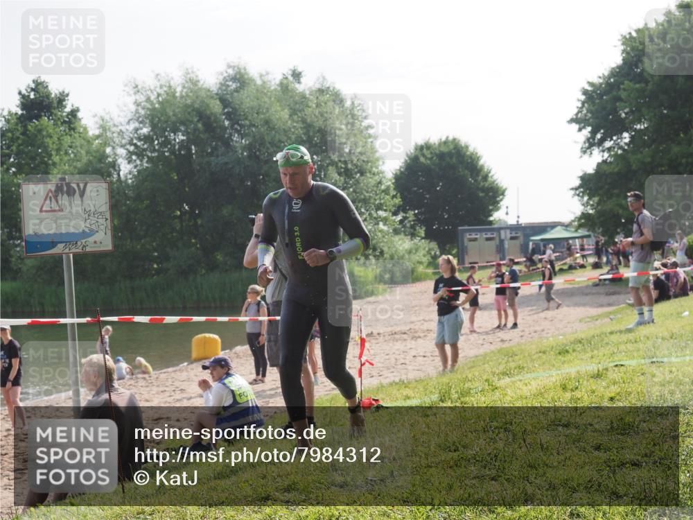 15.06.2025 - 27. Vierlanden-Triathlon KatJ http://msf.ph/oto/7984312 15.06.2025 08:54:55 Schwimmen 108 meine-sportfotos.de