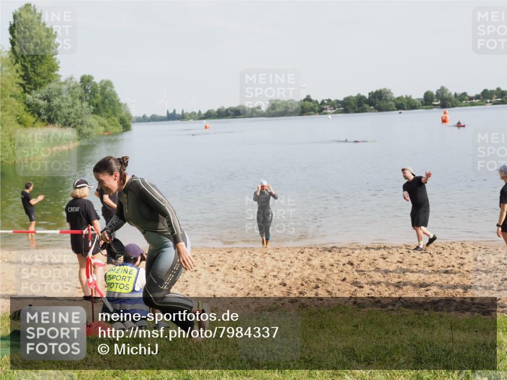 21.06.2025 - 27. Vierlanden-Triathlon MichiJ http://msf.ph/oto/7984337 15.06.2026 09:08:59 Schwimmen 199, 204 meine-sportfotos.de