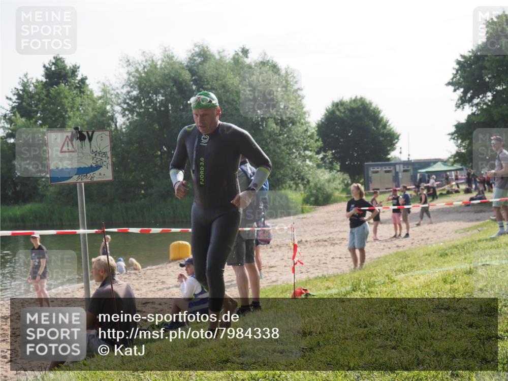 15.06.2025 - 27. Vierlanden-Triathlon KatJ http://msf.ph/oto/7984338 15.06.2025 08:54:56 Schwimmen 108 meine-sportfotos.de